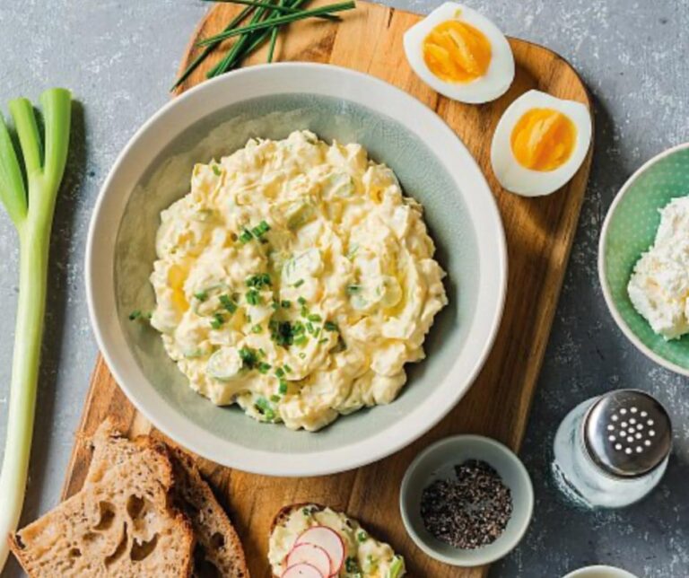 Savoury breakfast, eggs, bread